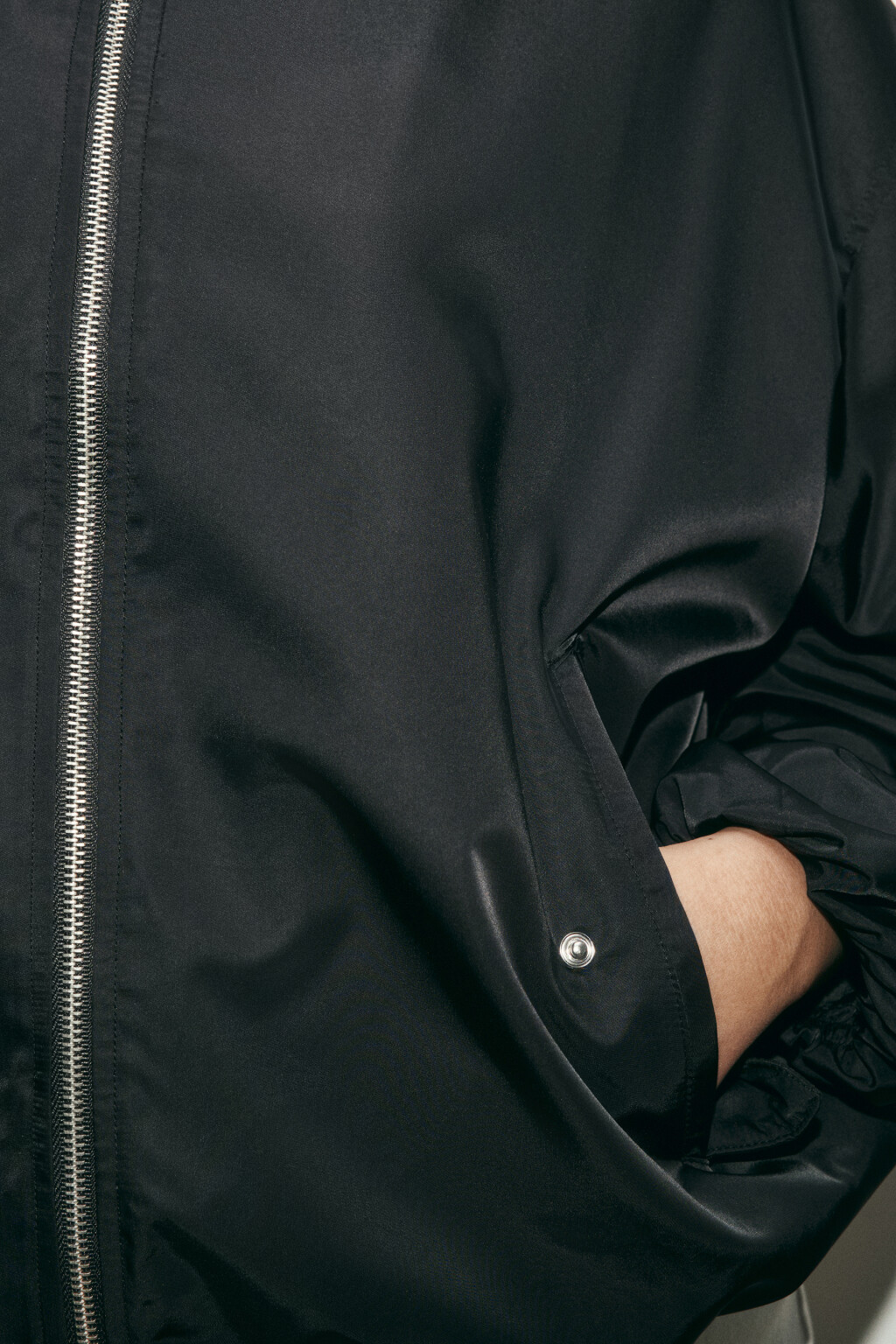 Куртка-бомбер атласная с воротником-стойкой - цвет черный - 6