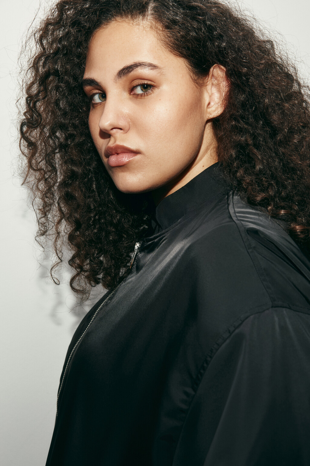 Куртка-бомбер атласная с воротником-стойкой - цвет черный - 7