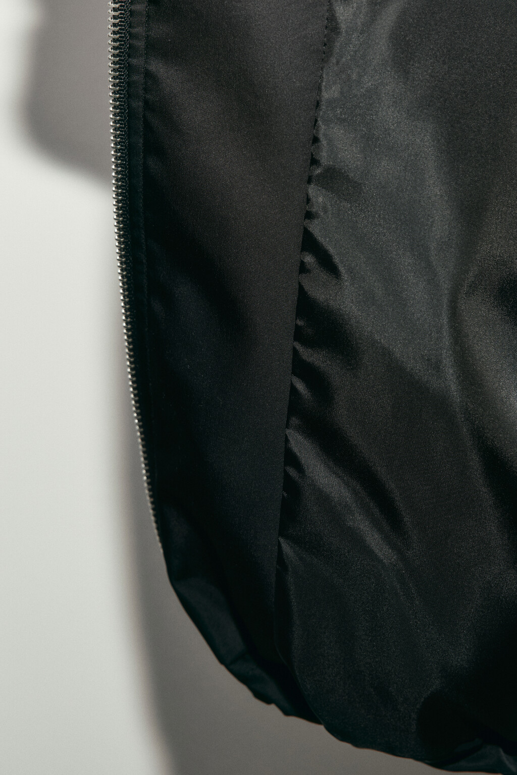 Куртка-бомбер атласная с воротником-стойкой - цвет черный - 8