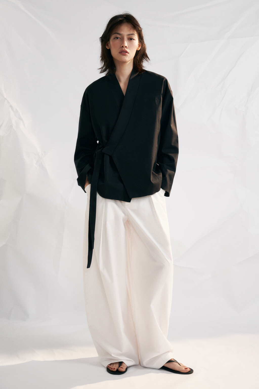 Куртка-кимоно на завязках хлопковая с лиоцеллом - цвет черный - 4