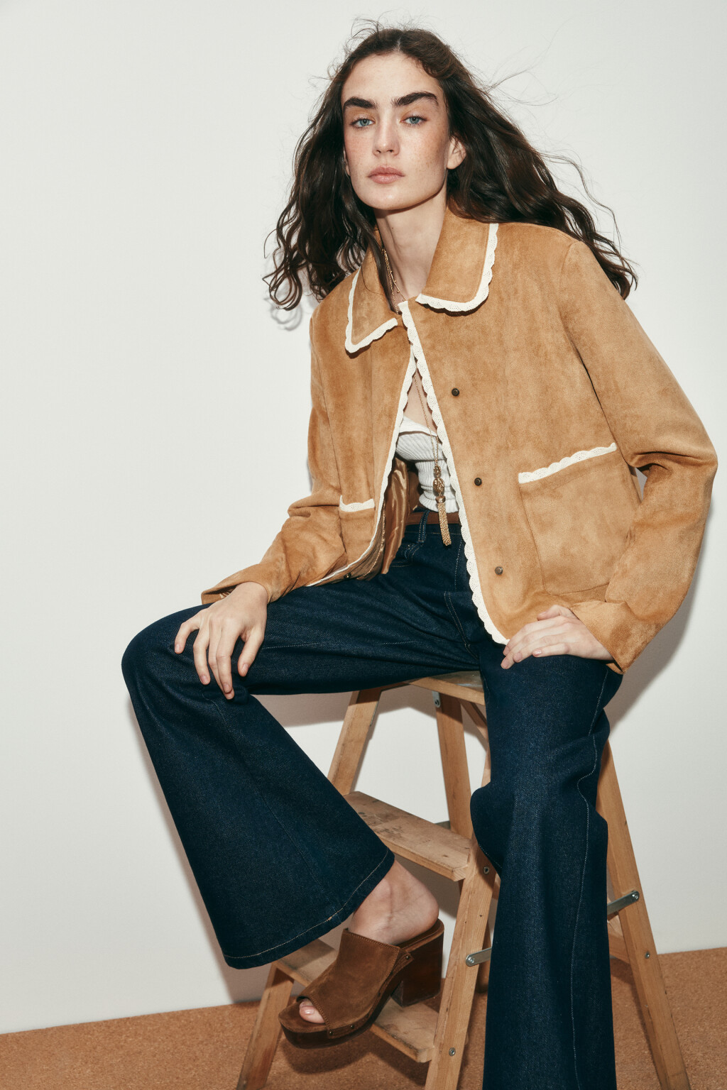 Куртка с замшевой фактурой и кружевной отделкой - цвет коричневый - 1