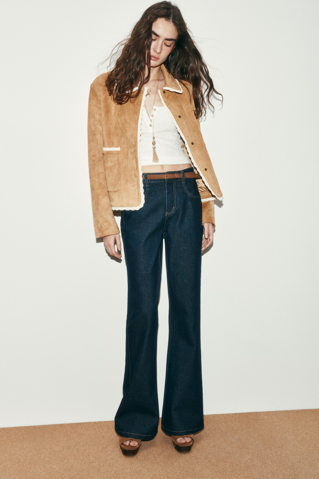 Куртка с замшевой фактурой и кружевной отделкой - цвет коричневый - 2