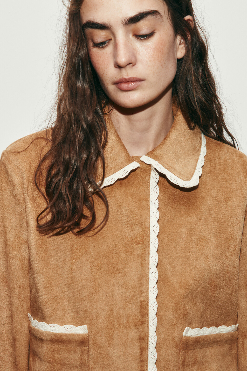 Куртка с замшевой фактурой и кружевной отделкой - цвет коричневый - 6