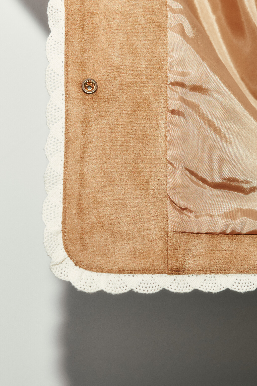 Куртка с замшевой фактурой и кружевной отделкой - цвет коричневый - 8