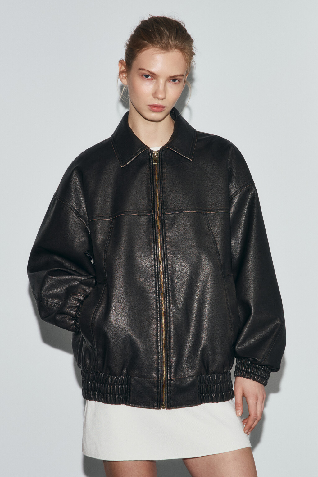 Куртка-бомбер без капюшона с кожаной фактурой - цвет коричневый - 3