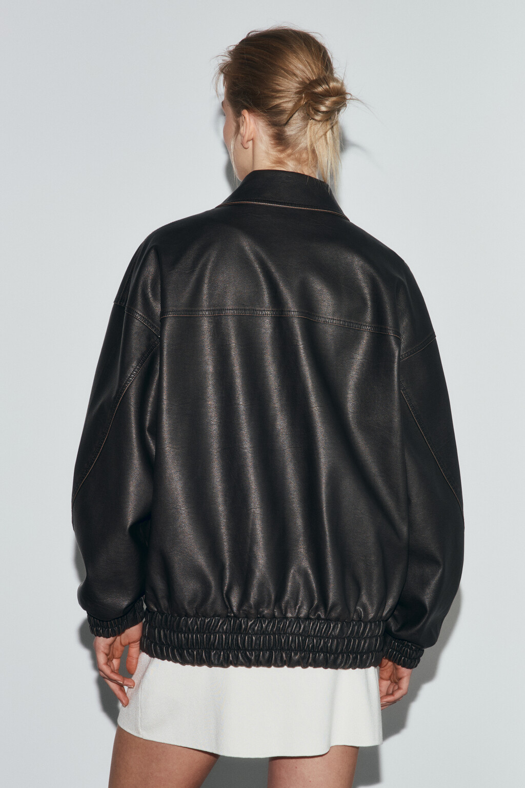 Куртка-бомбер без капюшона с кожаной фактурой - цвет коричневый - 4