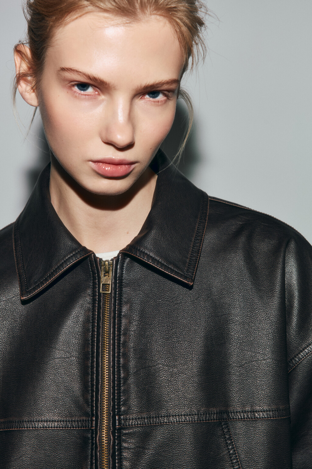 Куртка-бомбер без капюшона с кожаной фактурой - цвет коричневый - 6