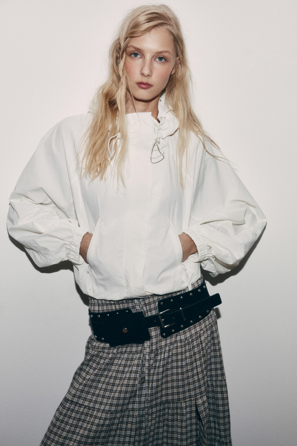 Куртка-ветровка укороченная с капюшоном - цвет белый - 1