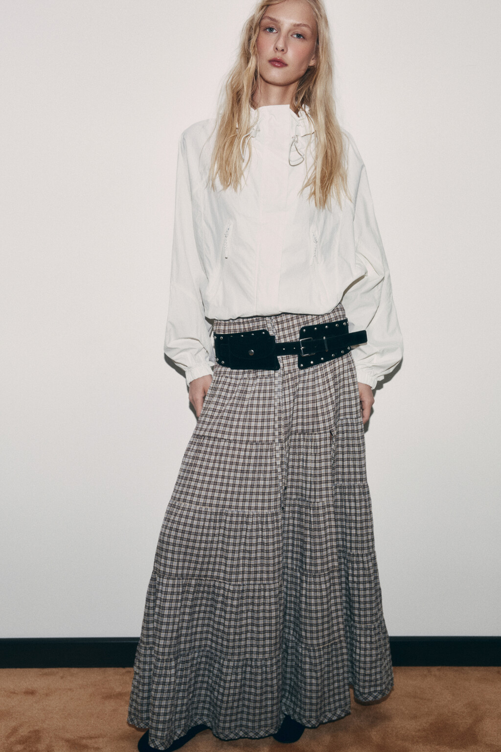 Куртка-ветровка укороченная с капюшоном - цвет белый - 2