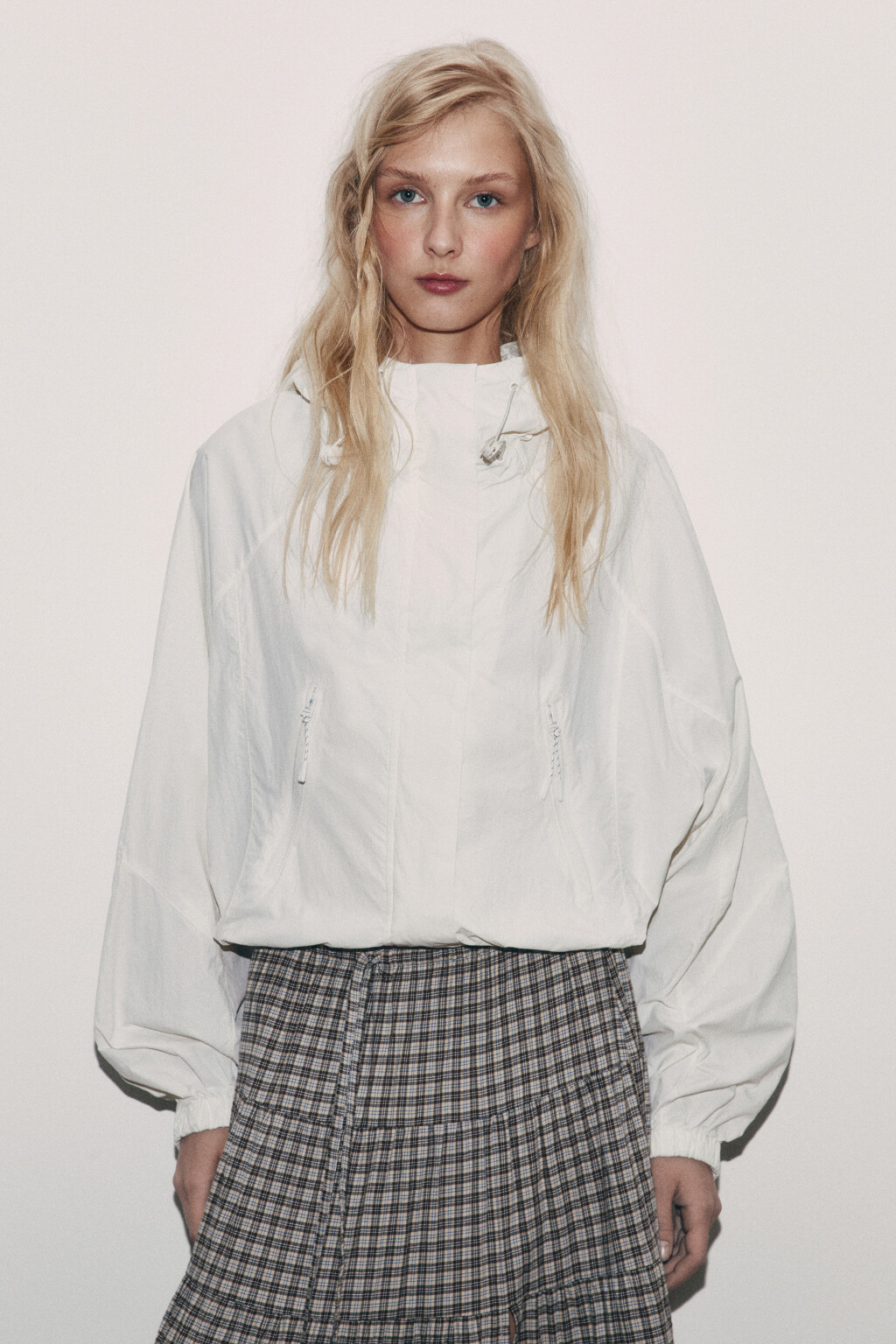 Куртка-ветровка укороченная с капюшоном - цвет белый - 3