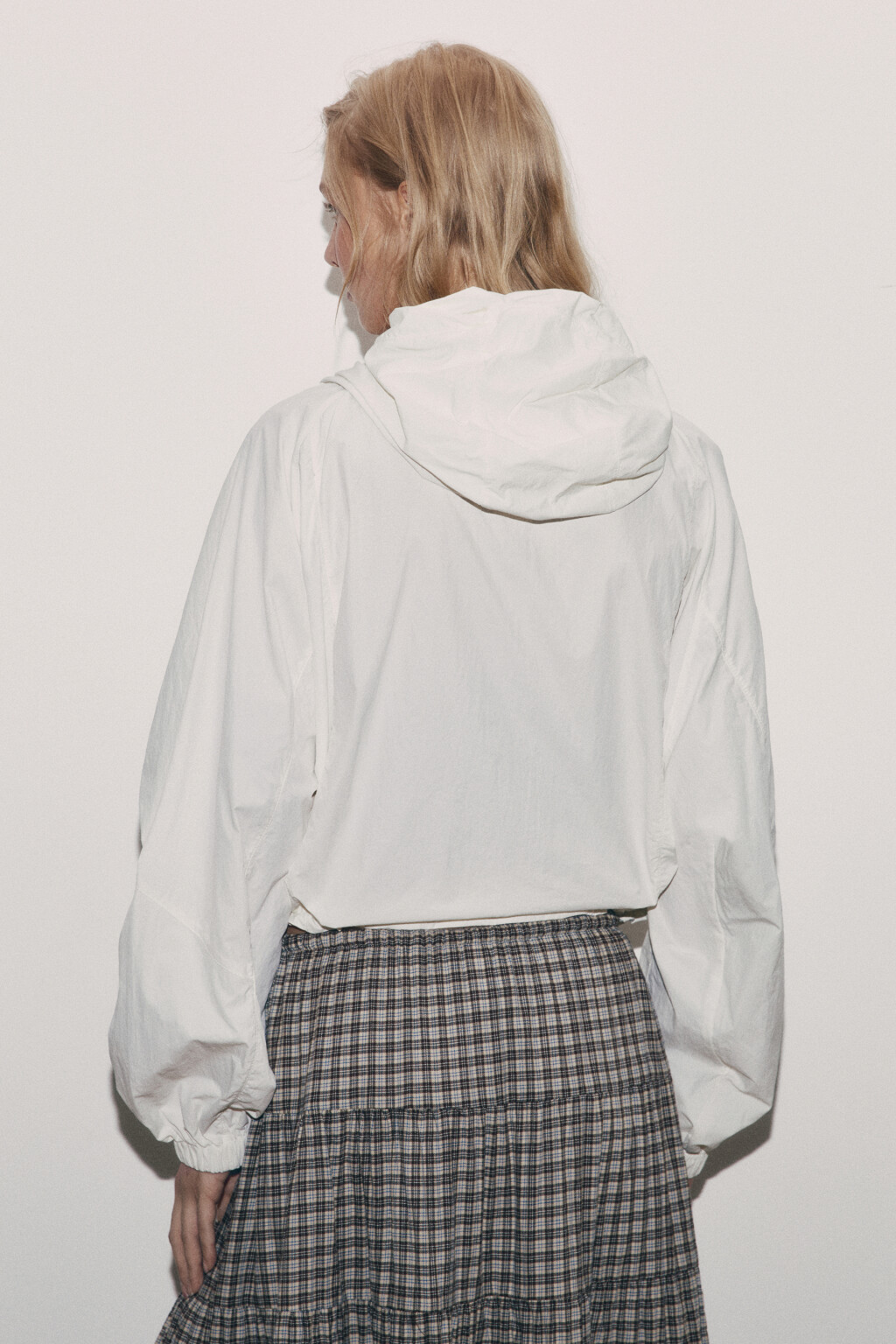 Куртка-ветровка укороченная с капюшоном - цвет белый - 4