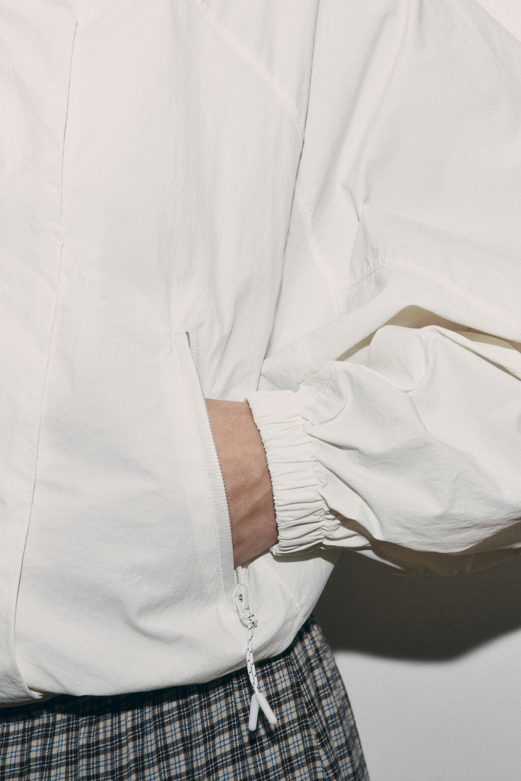 Куртка-ветровка укороченная с капюшоном - цвет белый - 6