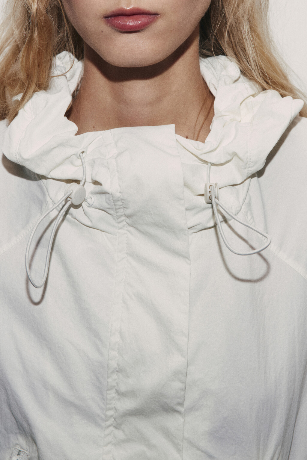 Куртка-ветровка укороченная с капюшоном - цвет белый - 7