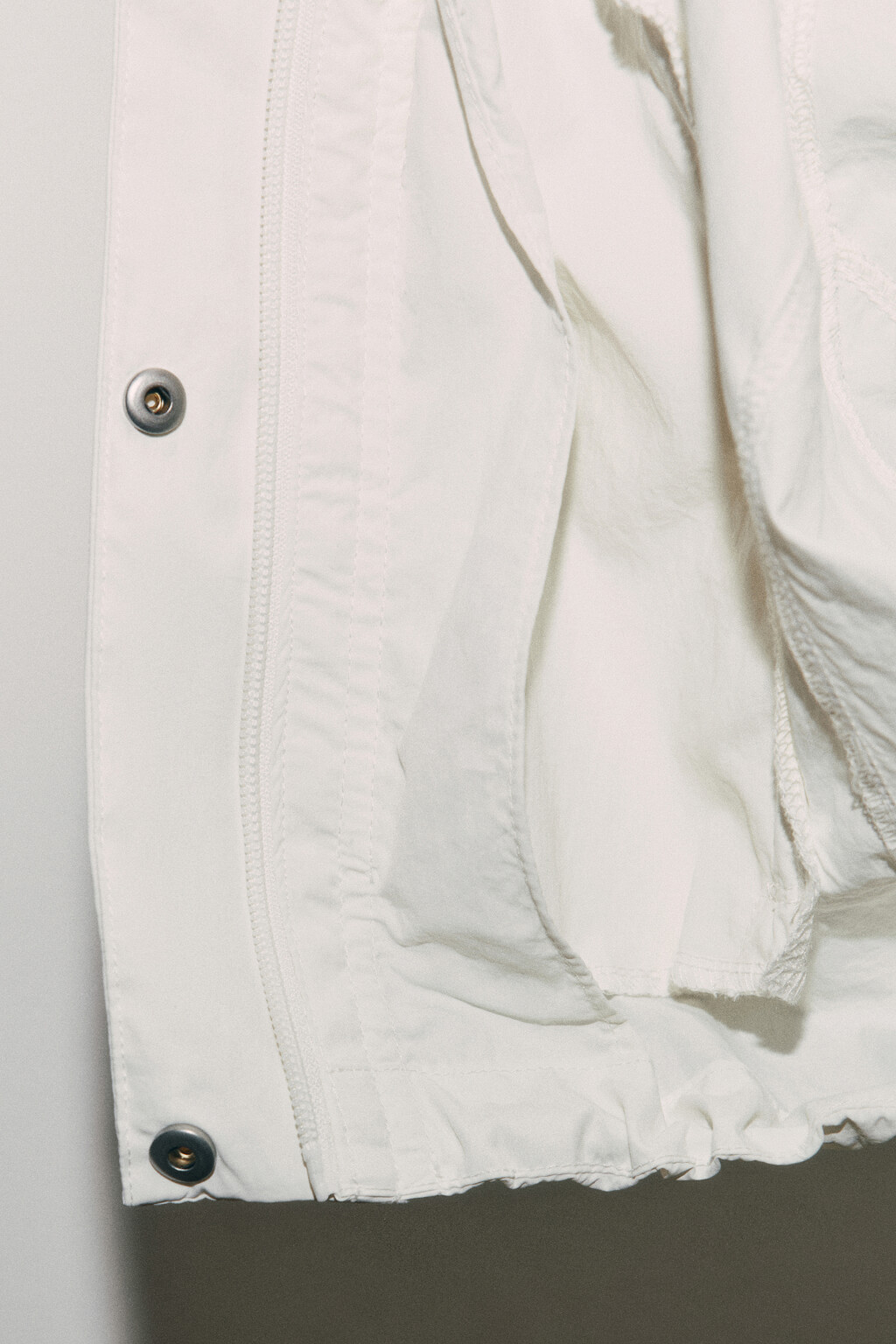 Куртка-ветровка укороченная с капюшоном - цвет белый - 8