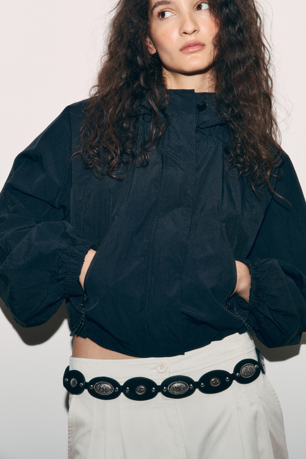 Куртка-ветровка укороченная с капюшоном - цвет черный - 1