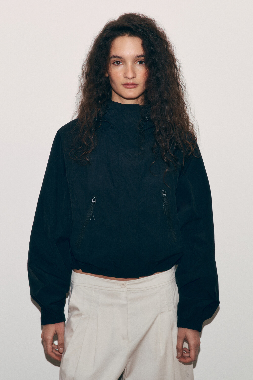 Куртка-ветровка укороченная с капюшоном - цвет черный - 2