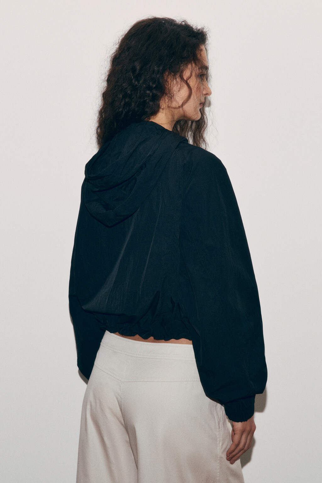 Куртка-ветровка укороченная с капюшоном - цвет черный - 3