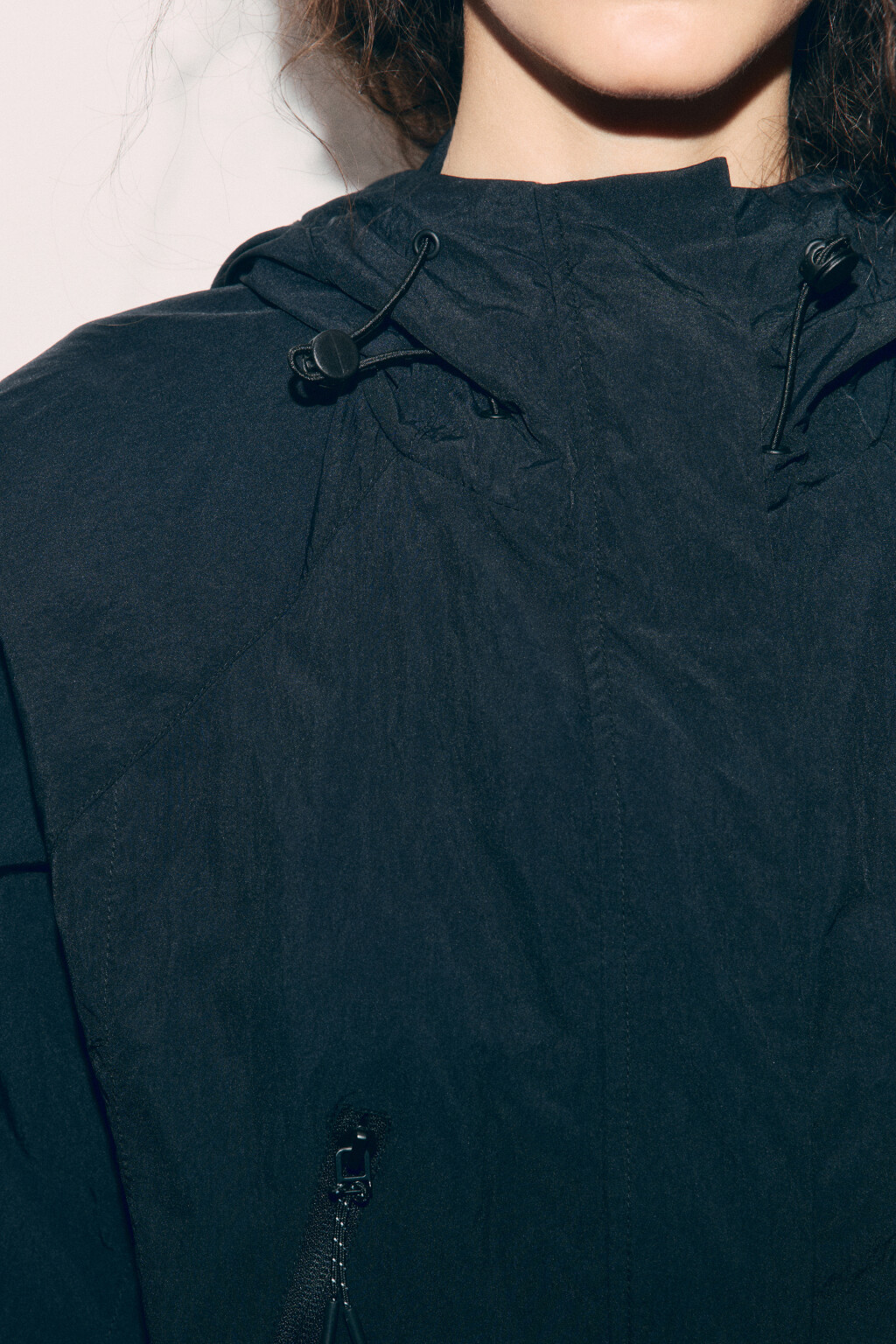 Куртка-ветровка укороченная с капюшоном - цвет черный - 5