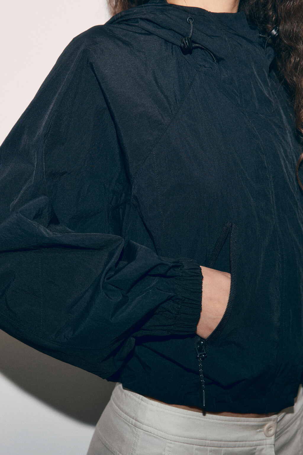 Куртка-ветровка укороченная с капюшоном - цвет черный - 6