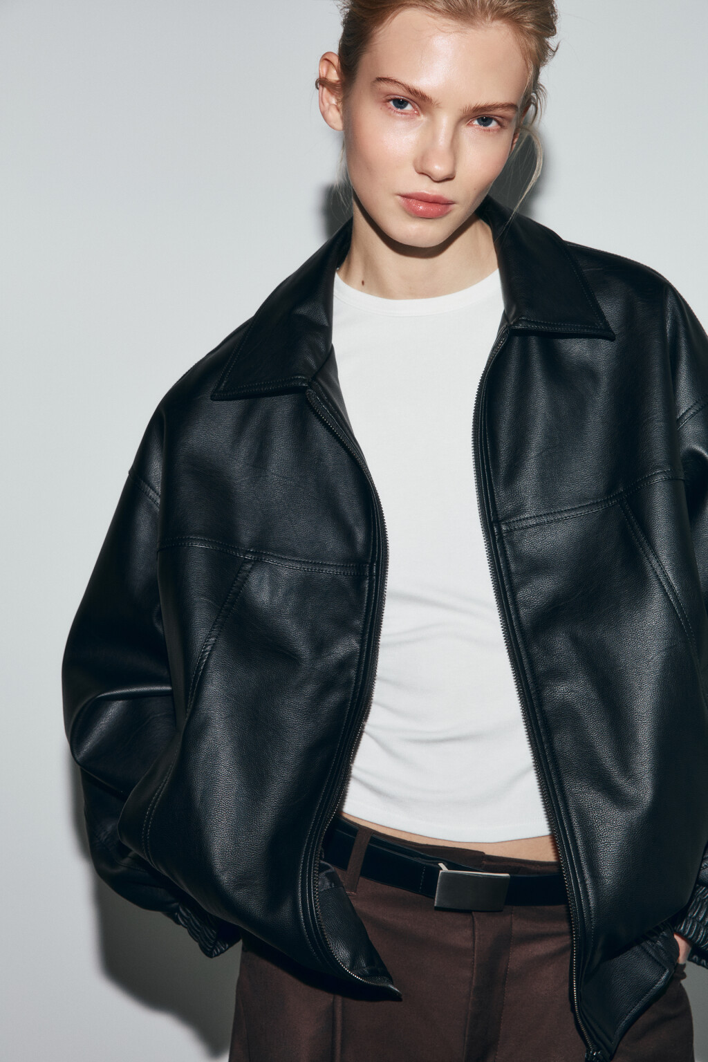 Куртка-бомбер с кожаной фактурой без капюшона - цвет черный - 2