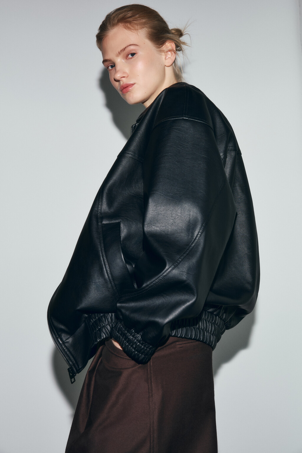 Куртка-бомбер с кожаной фактурой без капюшона - цвет черный - 3