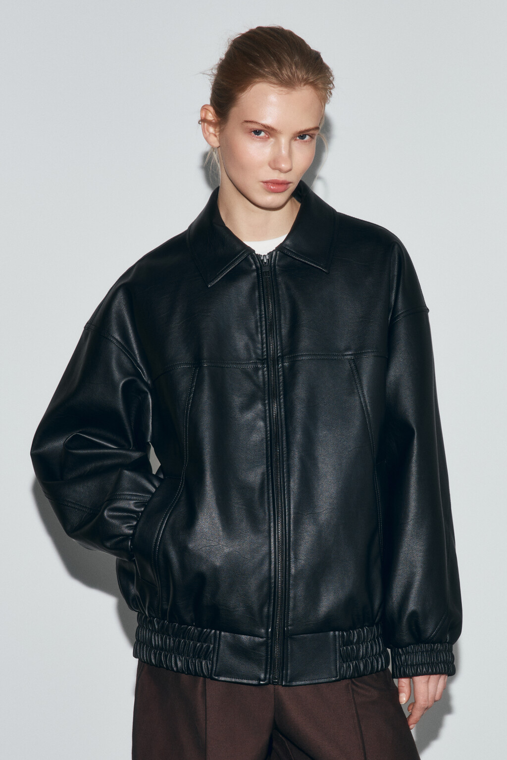 Куртка-бомбер с кожаной фактурой без капюшона - цвет черный - 4