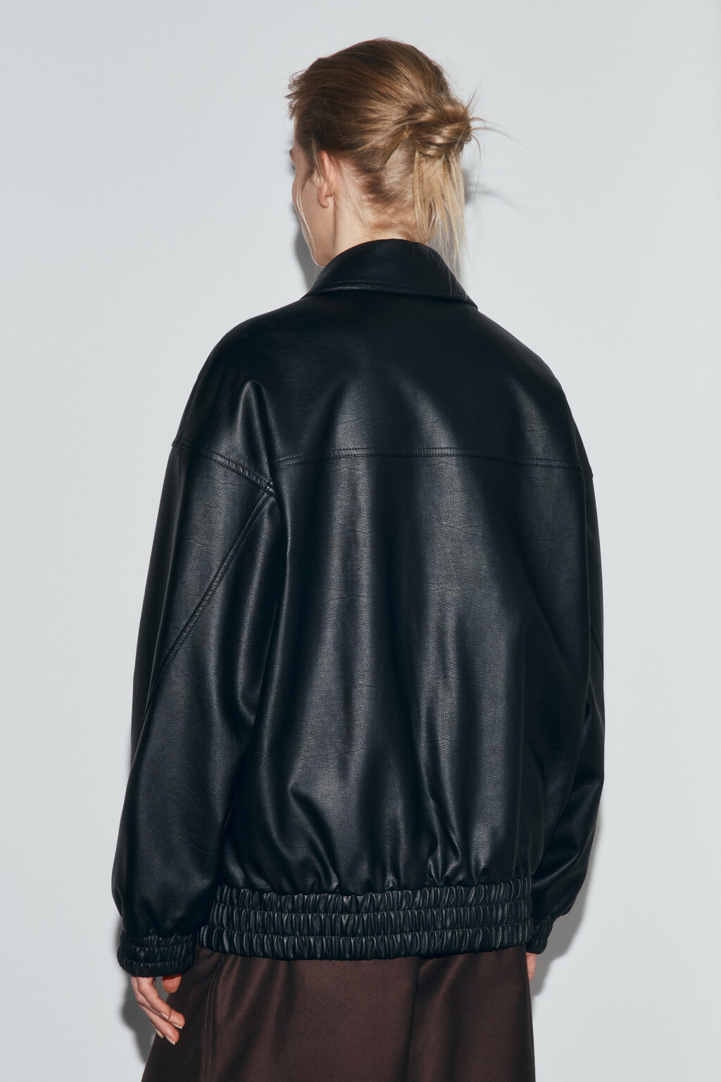 Куртка-бомбер с кожаной фактурой без капюшона - цвет черный - 5