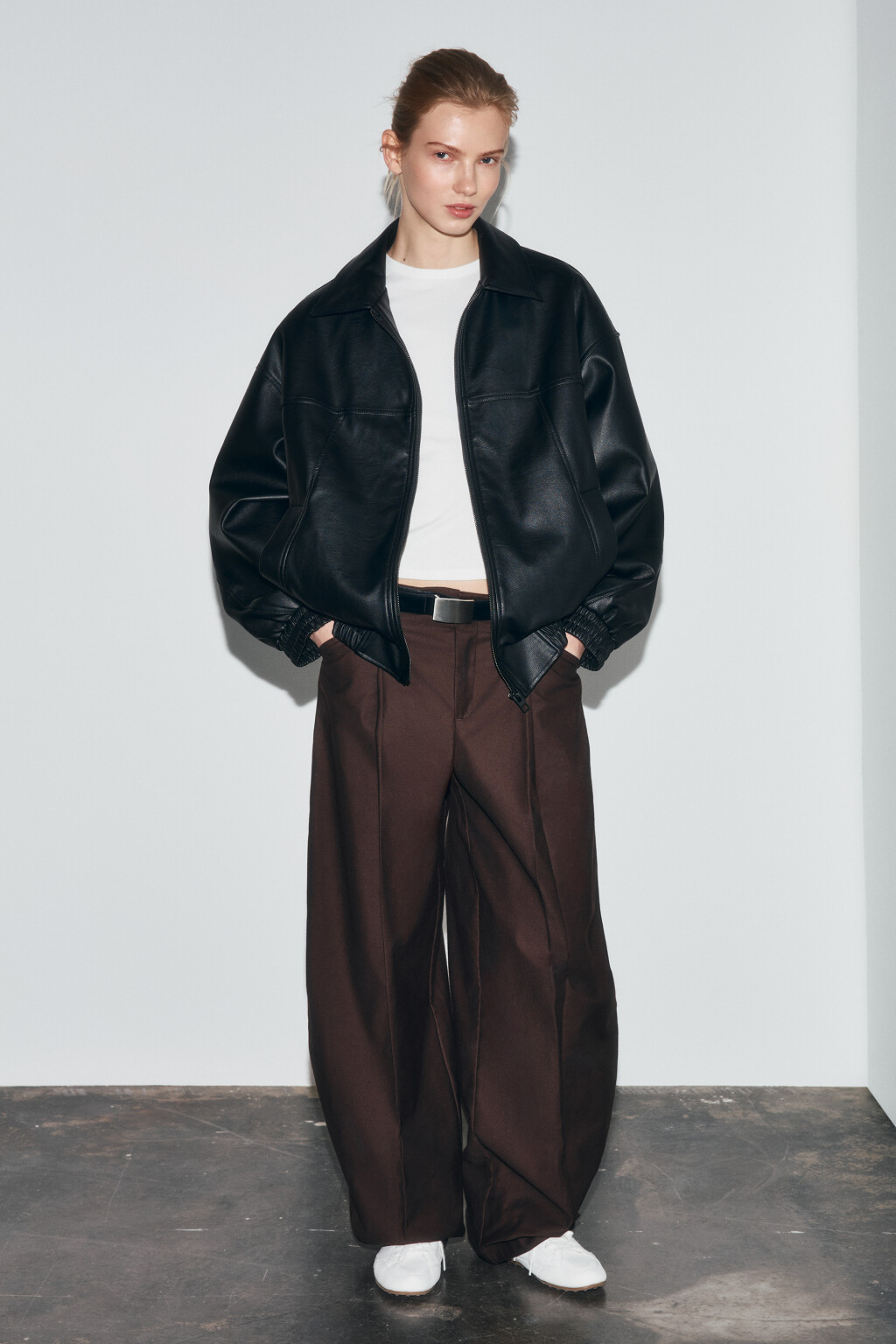 Куртка-бомбер с кожаной фактурой без капюшона - цвет черный - 6