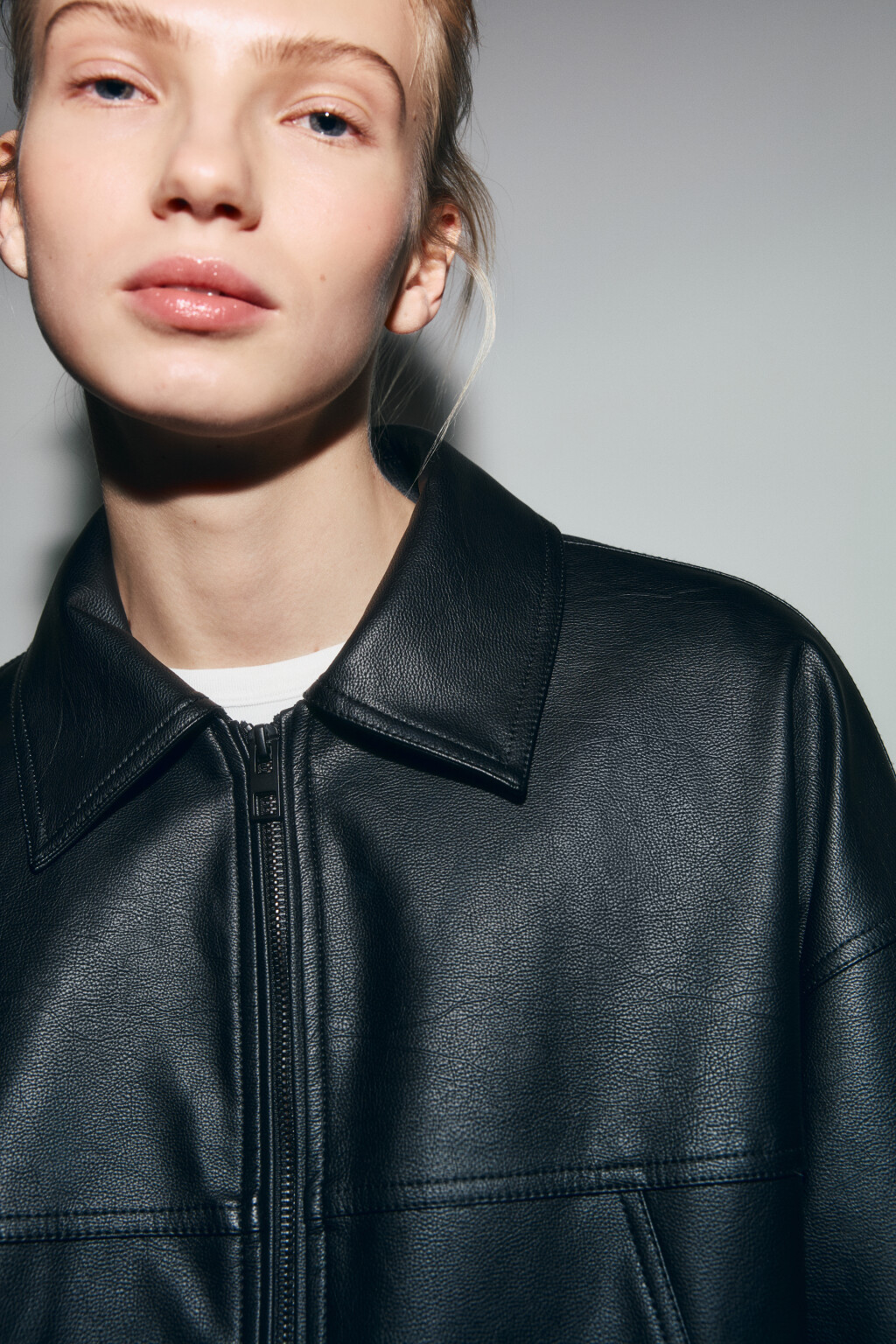 Куртка-бомбер с кожаной фактурой без капюшона - цвет черный - 7