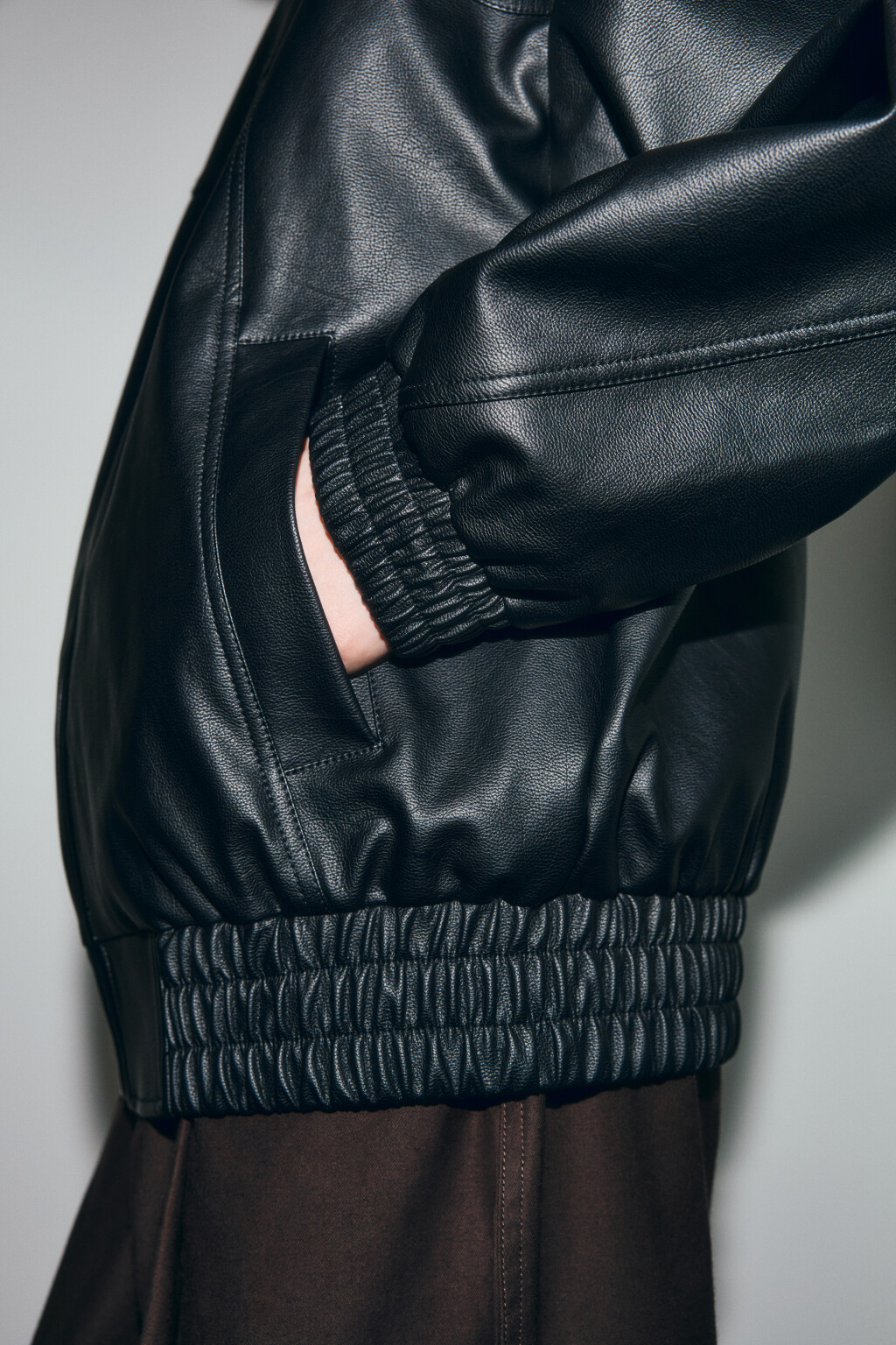 Куртка-бомбер с кожаной фактурой без капюшона - цвет черный - 8