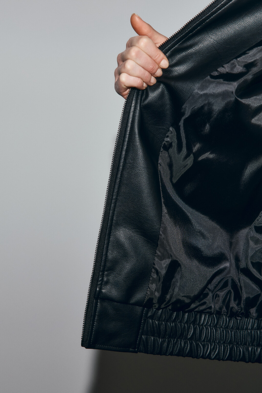 Куртка-бомбер с кожаной фактурой без капюшона - цвет черный - 9
