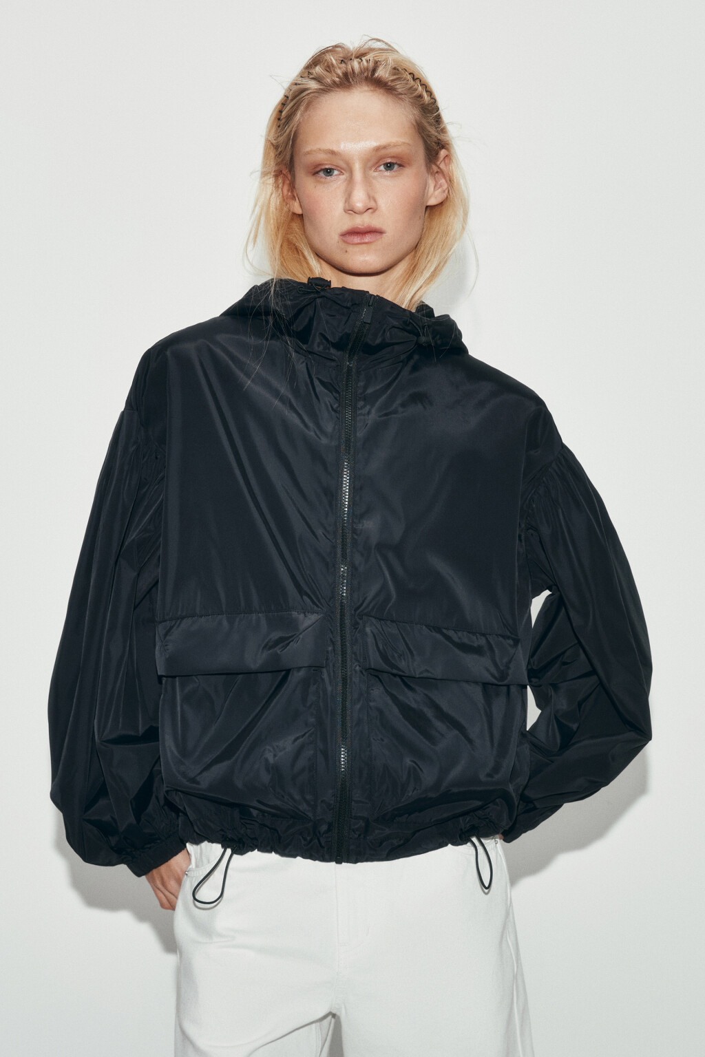 Куртка-ветровка с капюшоном - цвет черный - 2