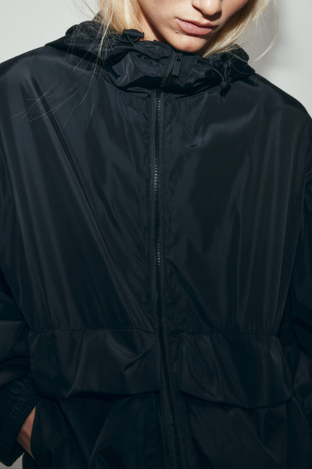 Куртка-ветровка с капюшоном - цвет черный - 6