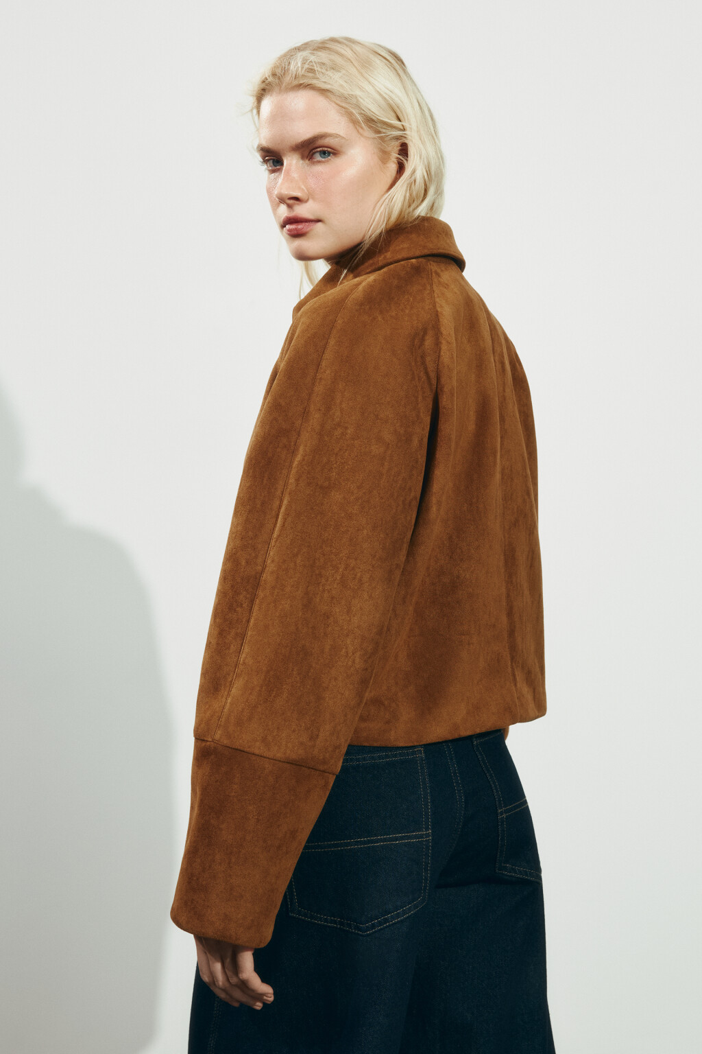 Куртка-рубашка с замшевой фактурой укороченная - цвет коричневый - 5