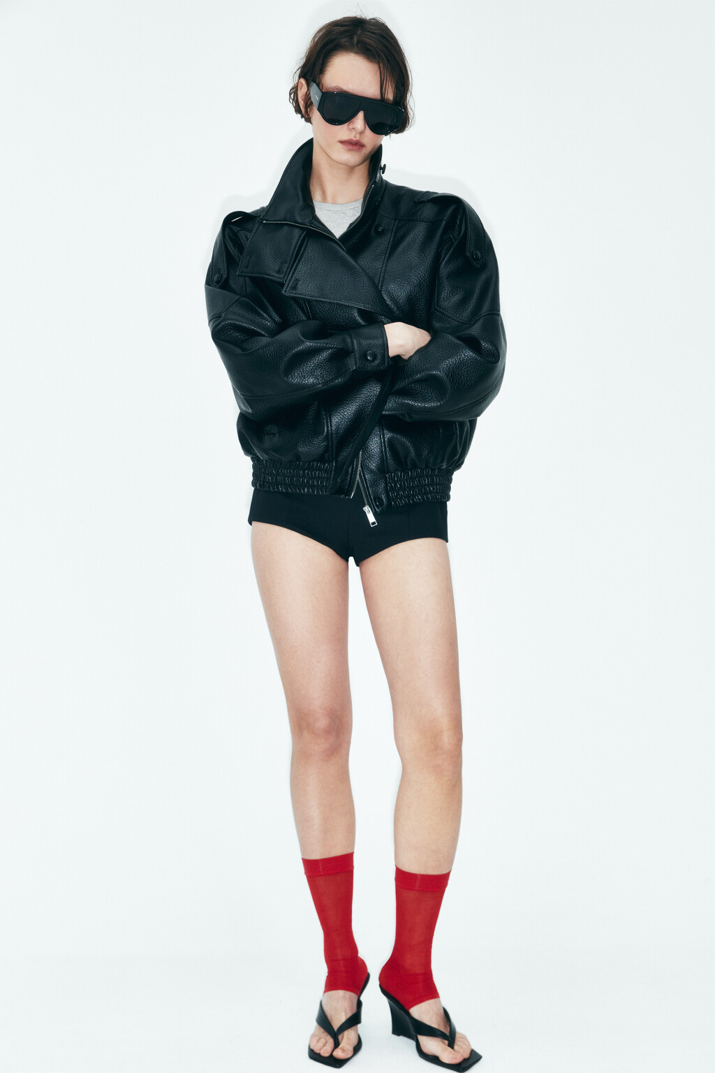 Куртка-бомбер с кожаной фактурой и воротником-стойкой - цвет черный - 4