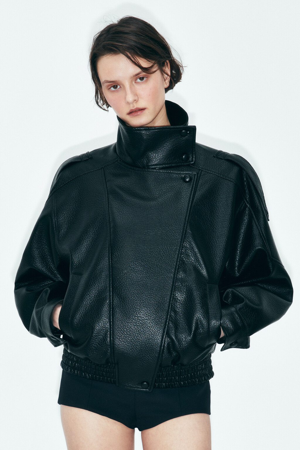 Куртка-бомбер с кожаной фактурой и воротником-стойкой - цвет черный - 5