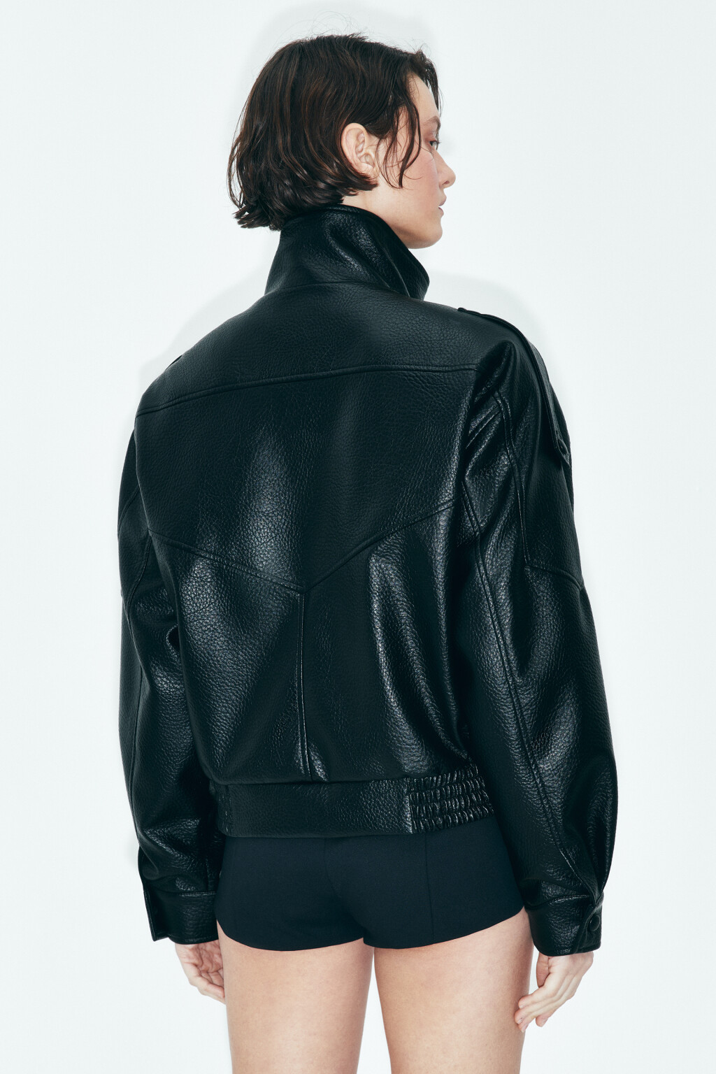 Куртка-бомбер с кожаной фактурой и воротником-стойкой - цвет черный - 6