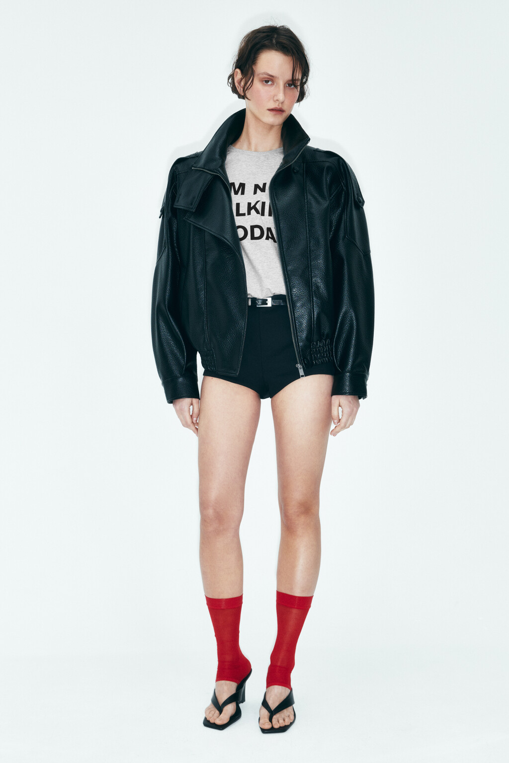 Куртка-бомбер с кожаной фактурой и воротником-стойкой - цвет черный - 7