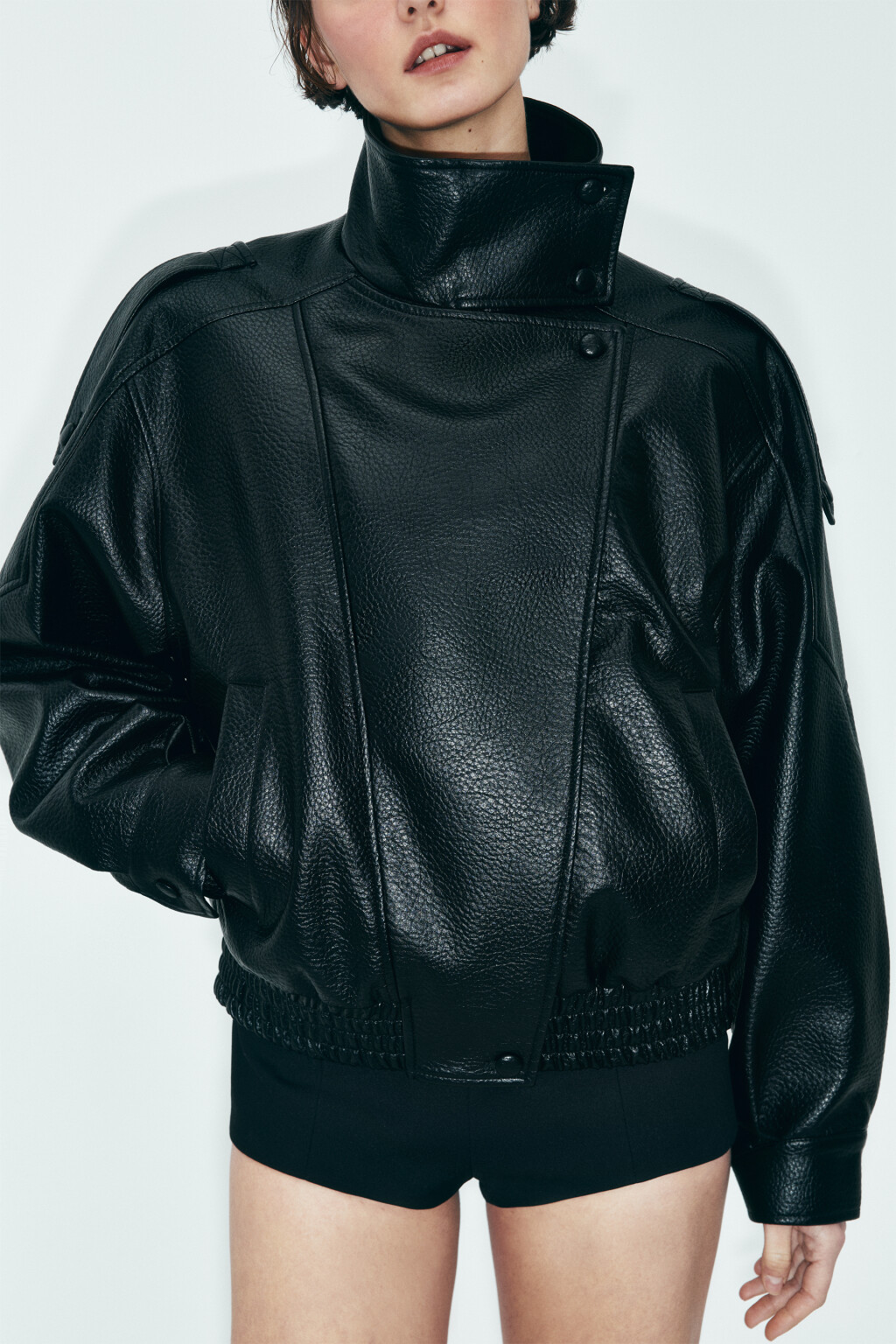 Куртка-бомбер с кожаной фактурой и воротником-стойкой - цвет черный - 8