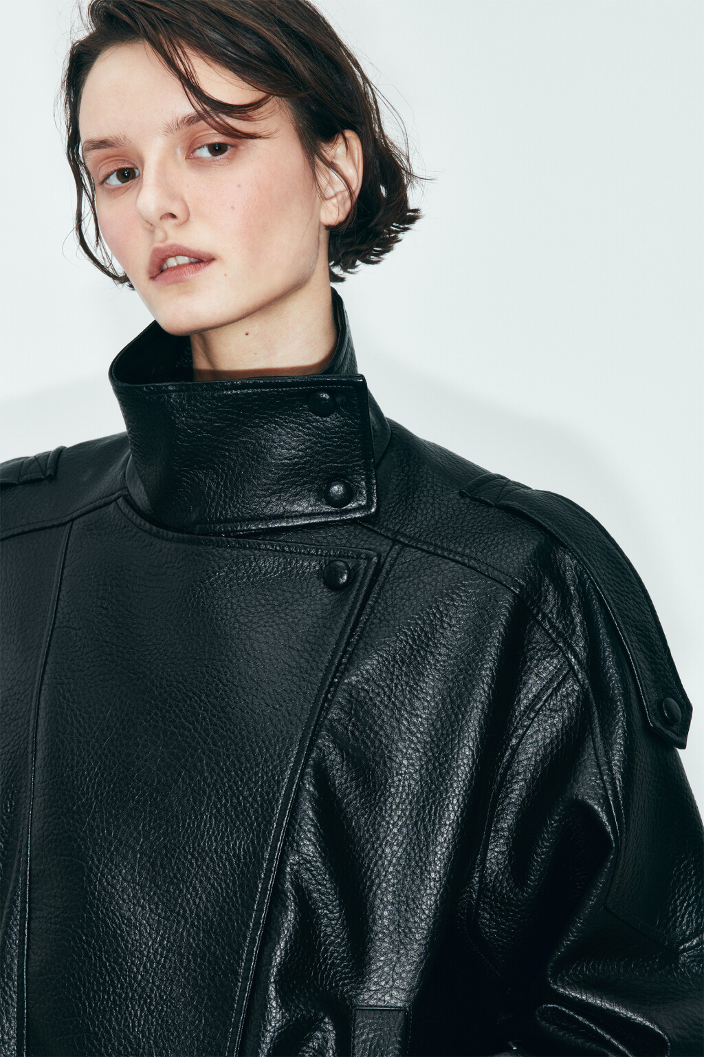 Куртка-бомбер с кожаной фактурой и воротником-стойкой - цвет черный - 9