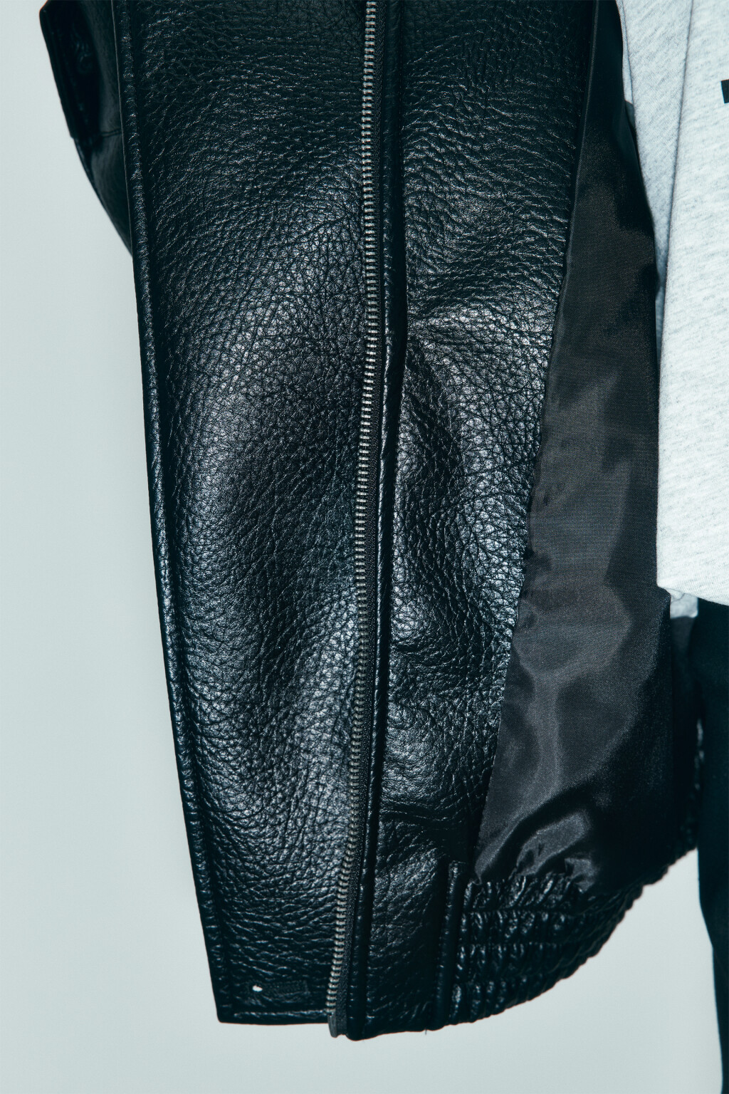 Куртка-бомбер с кожаной фактурой и воротником-стойкой - цвет черный - 10