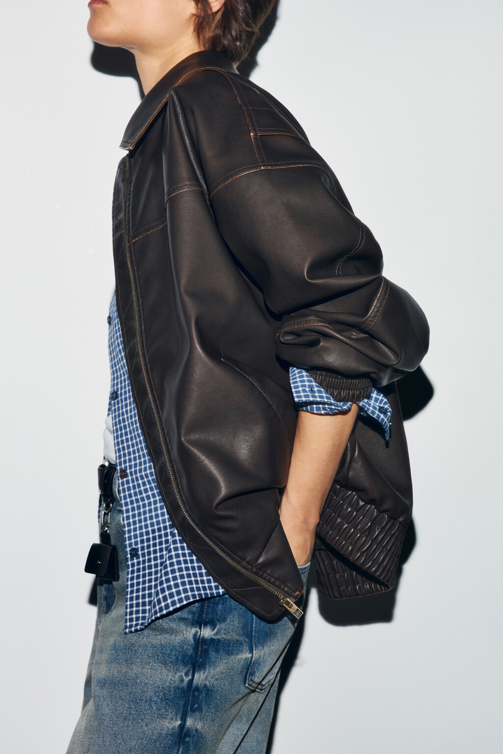 Куртка-бомбер с кожаной фактурой без капюшона - цвет коричневый - 1