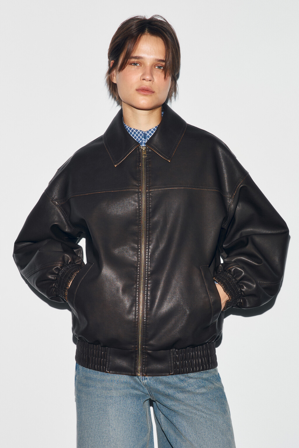 Куртка-бомбер с кожаной фактурой без капюшона - цвет коричневый - 3