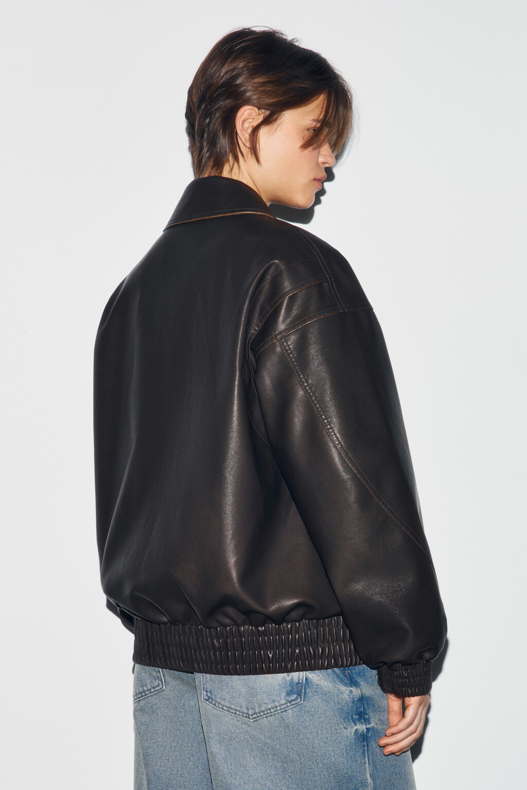 Куртка-бомбер с кожаной фактурой без капюшона - цвет коричневый - 4