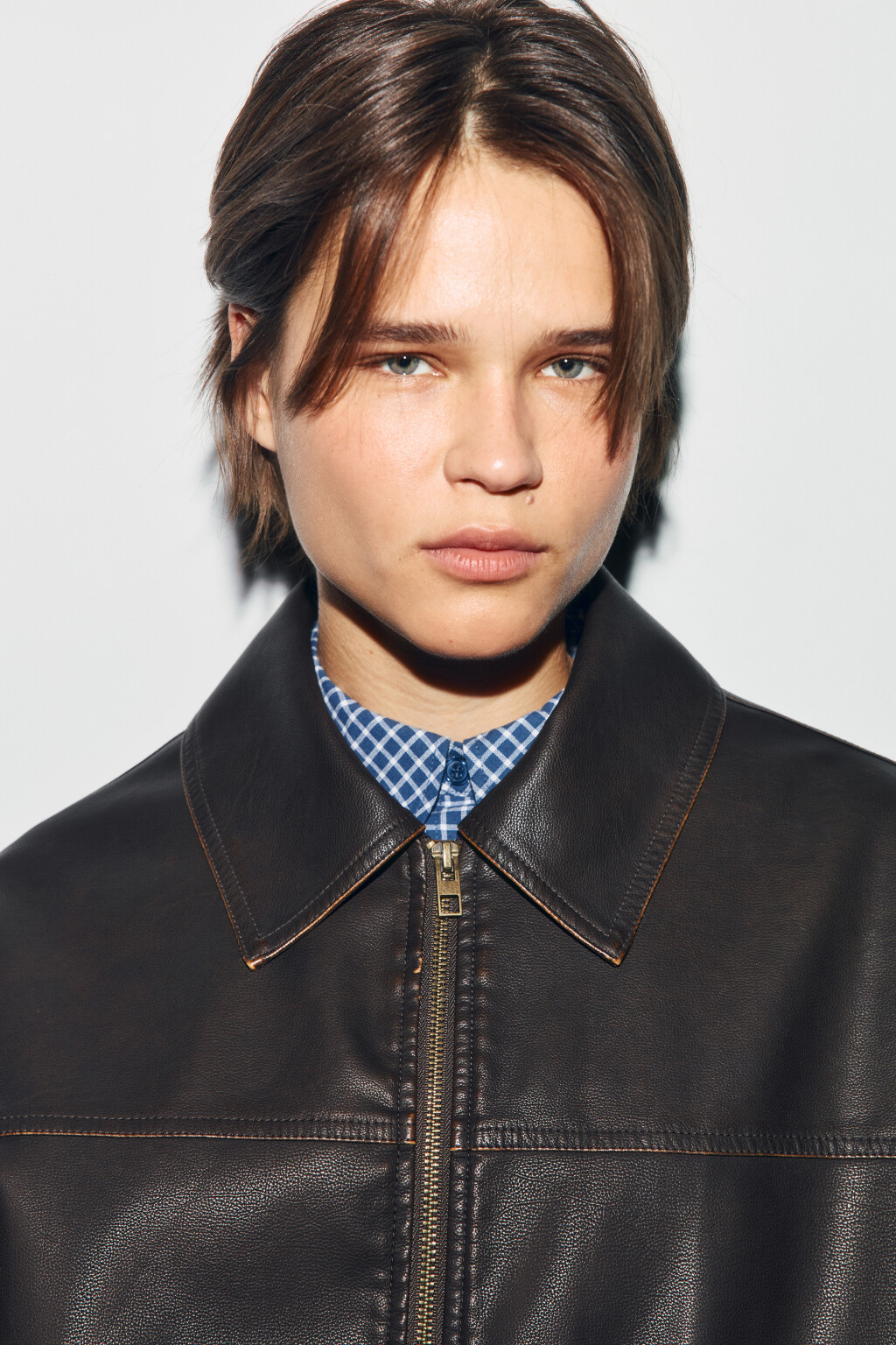 Куртка-бомбер с кожаной фактурой без капюшона - цвет коричневый - 6