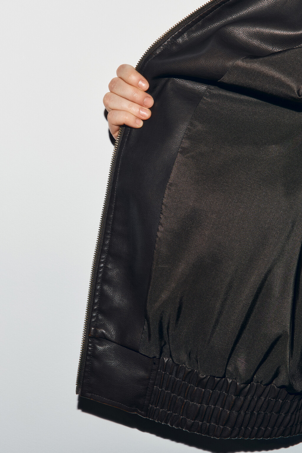 Куртка-бомбер с кожаной фактурой без капюшона - цвет коричневый - 8