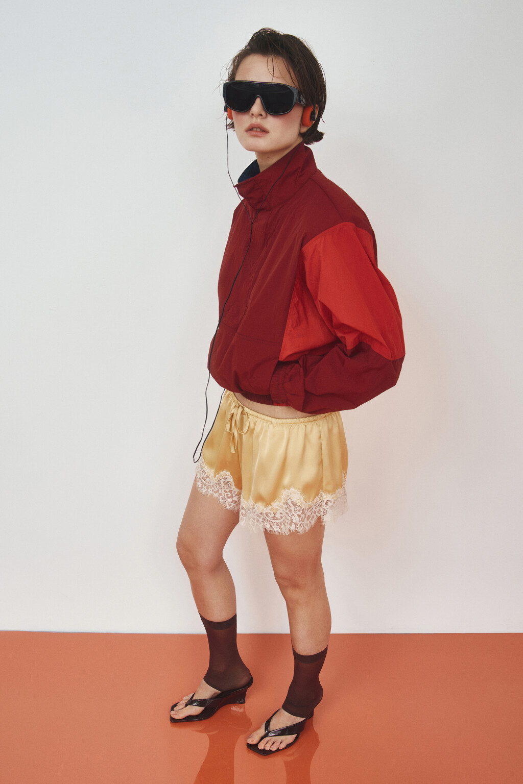 Куртка-ветровка с воротником-стойкой и подплечниками - цвет мультиколор - 2