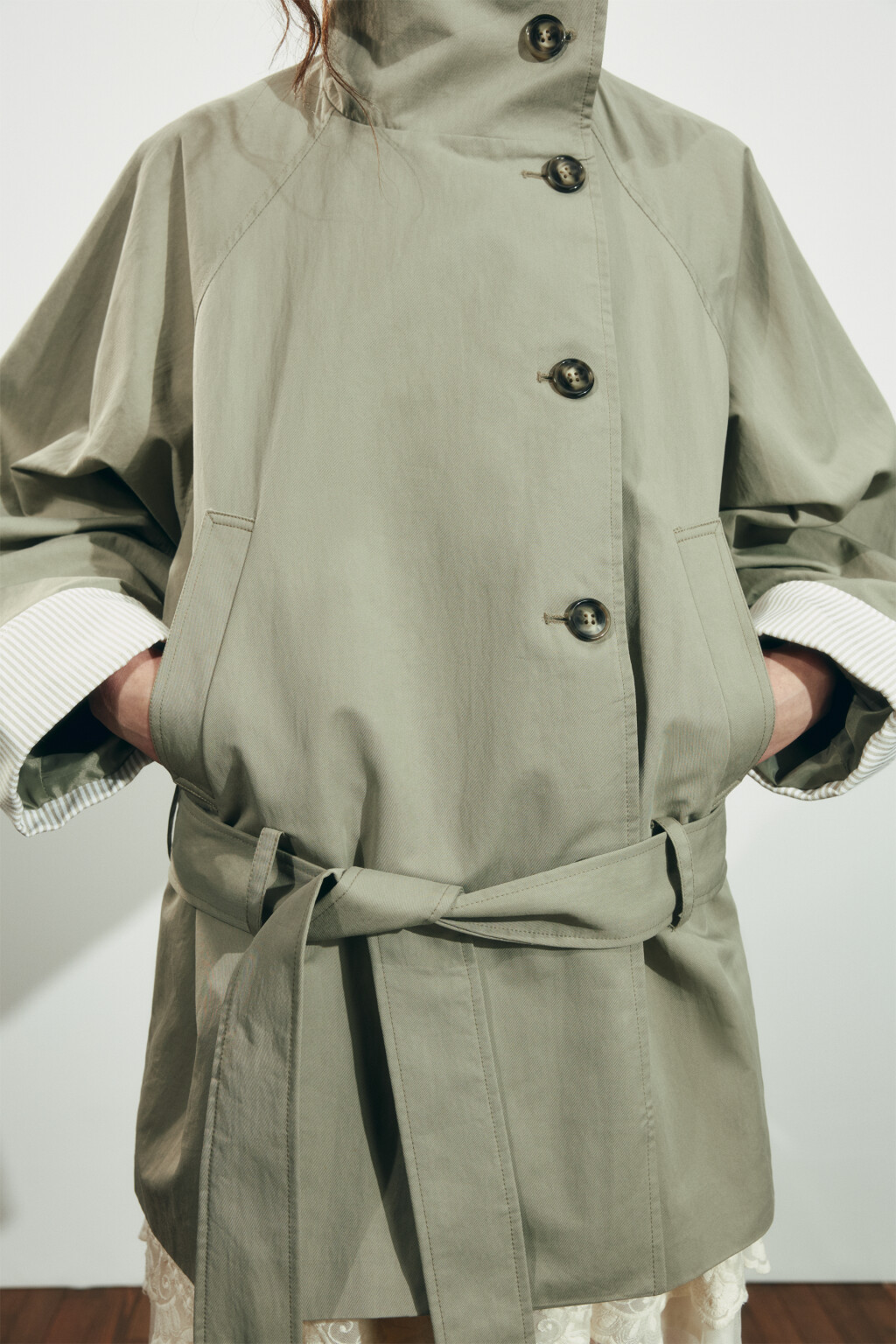 Плащ-тренчкот без капюшона с подворотами - цвет зеленый - 7