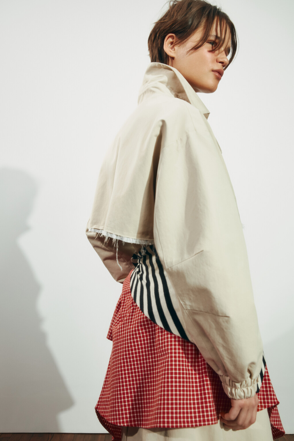 Плащ-тренчкот текстильный с кокеткой без капюшона - цвет бежевый - 3