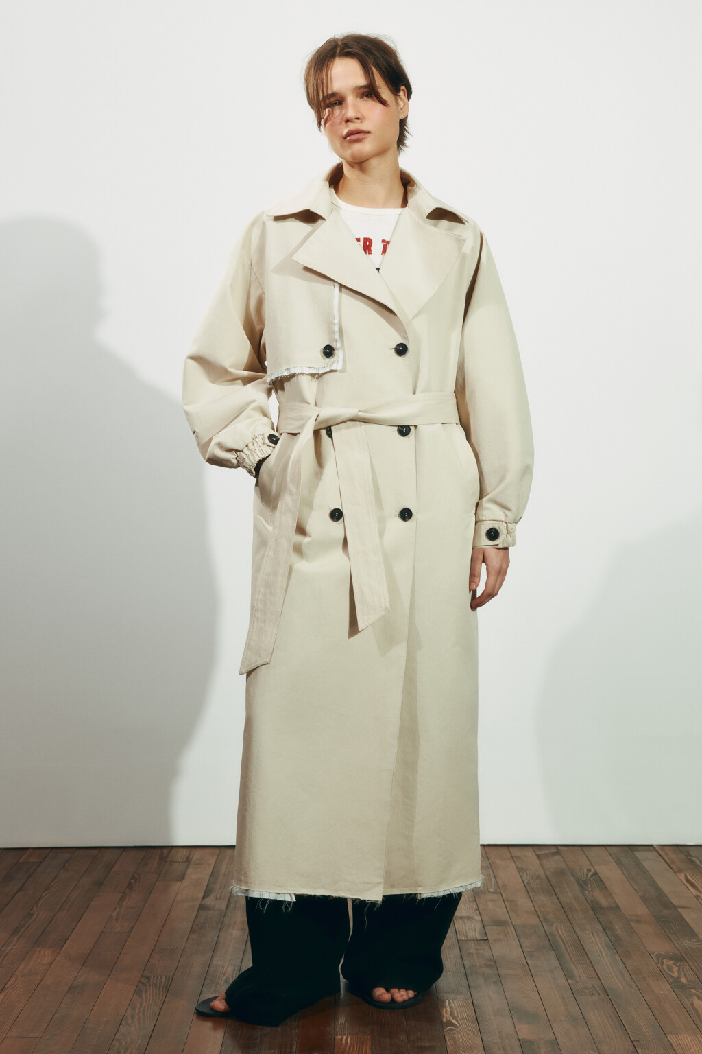 Плащ-тренчкот текстильный с кокеткой без капюшона - цвет бежевый - 5